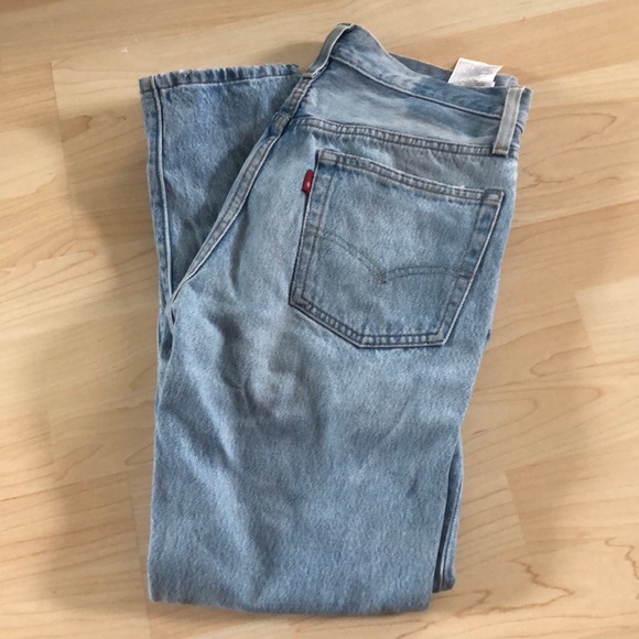 Light wash straight leg levi’s - Picture 3 of 4